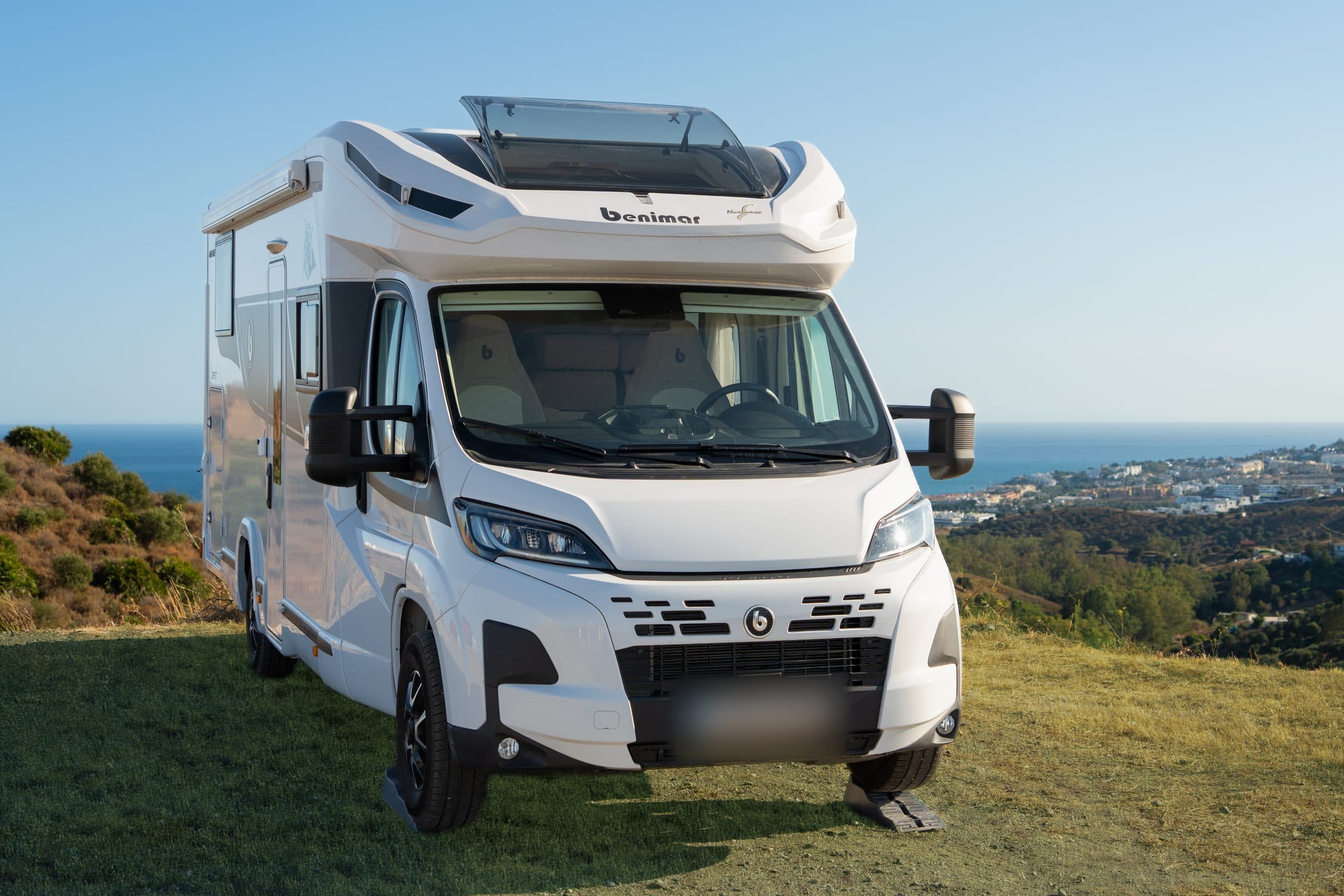 La Benimar Mileo 263 en un mirador con vistas al mar en la Costa del Sol